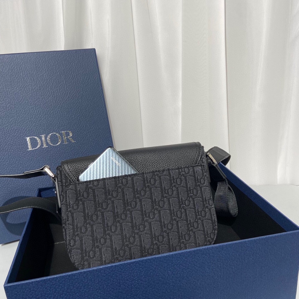 dior【代購】馬鞍信使包是本季新品，精巧時尚。飾以黑色和黑色 Oblique 印花，粒面牛皮革翻蓋突顯馬鞍輪廓，-細節圖8