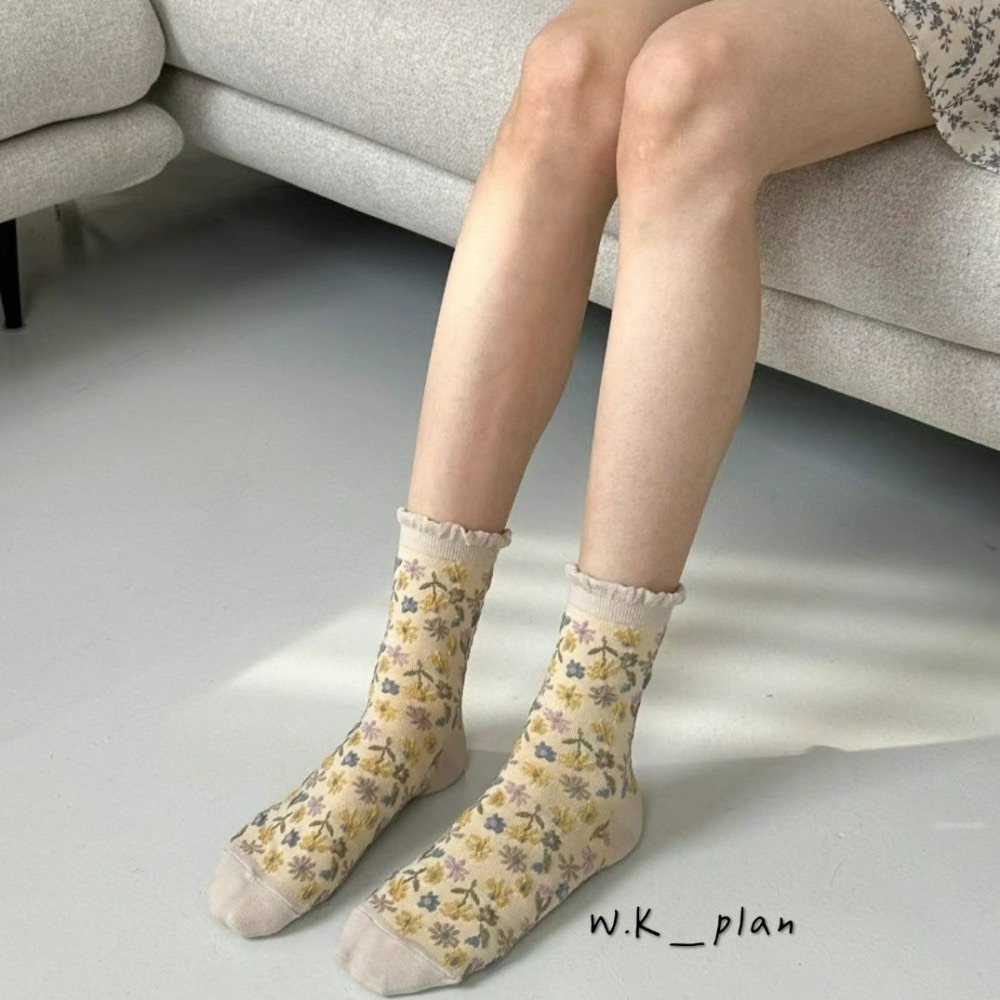 【W.K】韓國木耳邊小花中筒襪-細節圖4