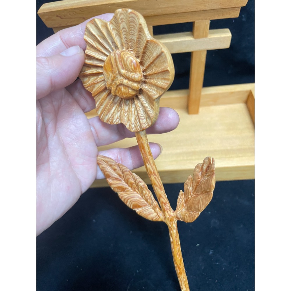 台灣紅檜手工雕向日葵 🌻 味道淡香 蘑菇花紋 品相如照 就不多贅述 俗到像土的價格  時薪可能不到$10的銅板價-細節圖2