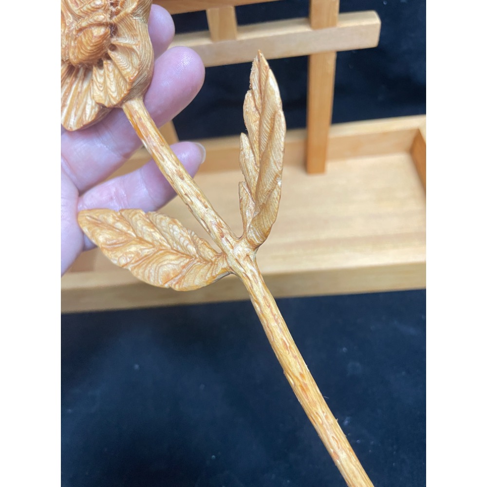 台灣紅檜手工雕向日葵 🌻 味道淡香 蘑菇花紋 品相如照 就不多贅述 俗到像土的價格  時薪可能不到$10的銅板價-細節圖3