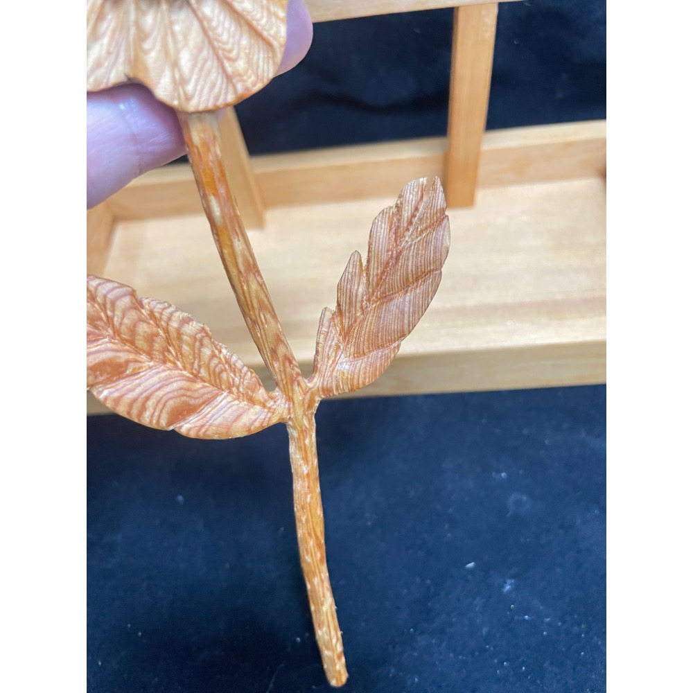 台灣紅檜手工雕向日葵 🌻 味道淡香 蘑菇花紋 品相如照 就不多贅述 俗到像土的價格  時薪可能不到$10的銅板價-細節圖4