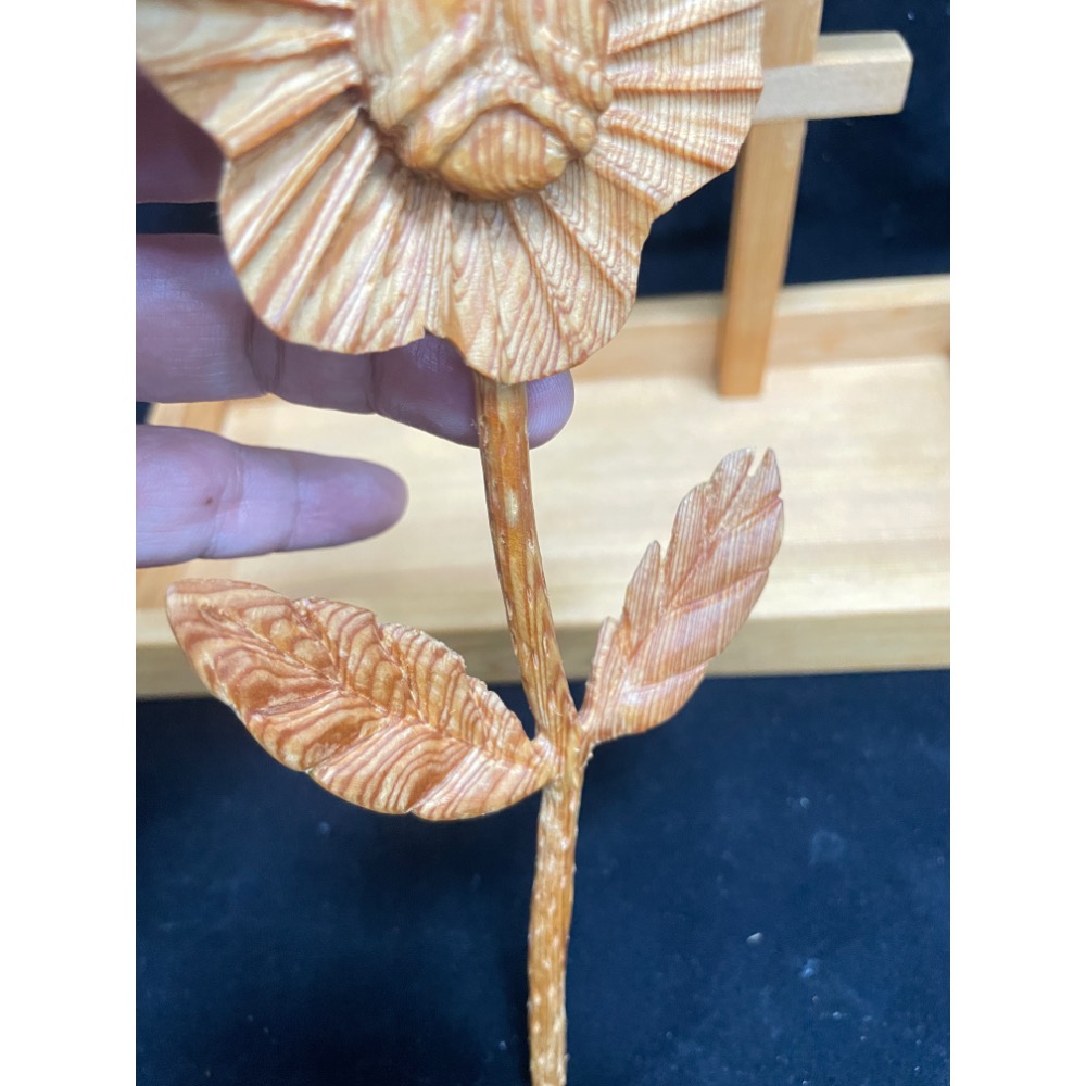 台灣紅檜手工雕向日葵 🌻 味道淡香 蘑菇花紋 品相如照 就不多贅述 俗到像土的價格  時薪可能不到$10的銅板價-細節圖5