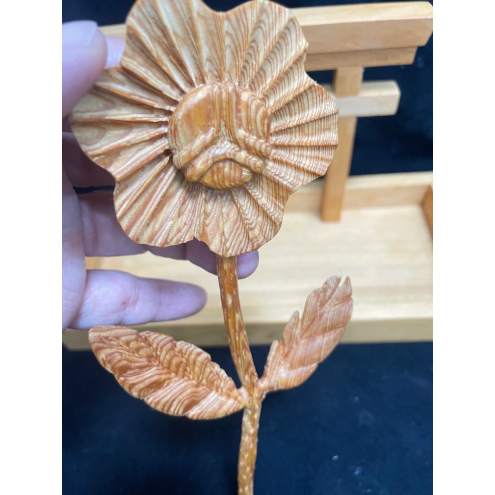 台灣紅檜手工雕向日葵 🌻 味道淡香 蘑菇花紋 品相如照 就不多贅述 俗到像土的價格  時薪可能不到$10的銅板價-細節圖6