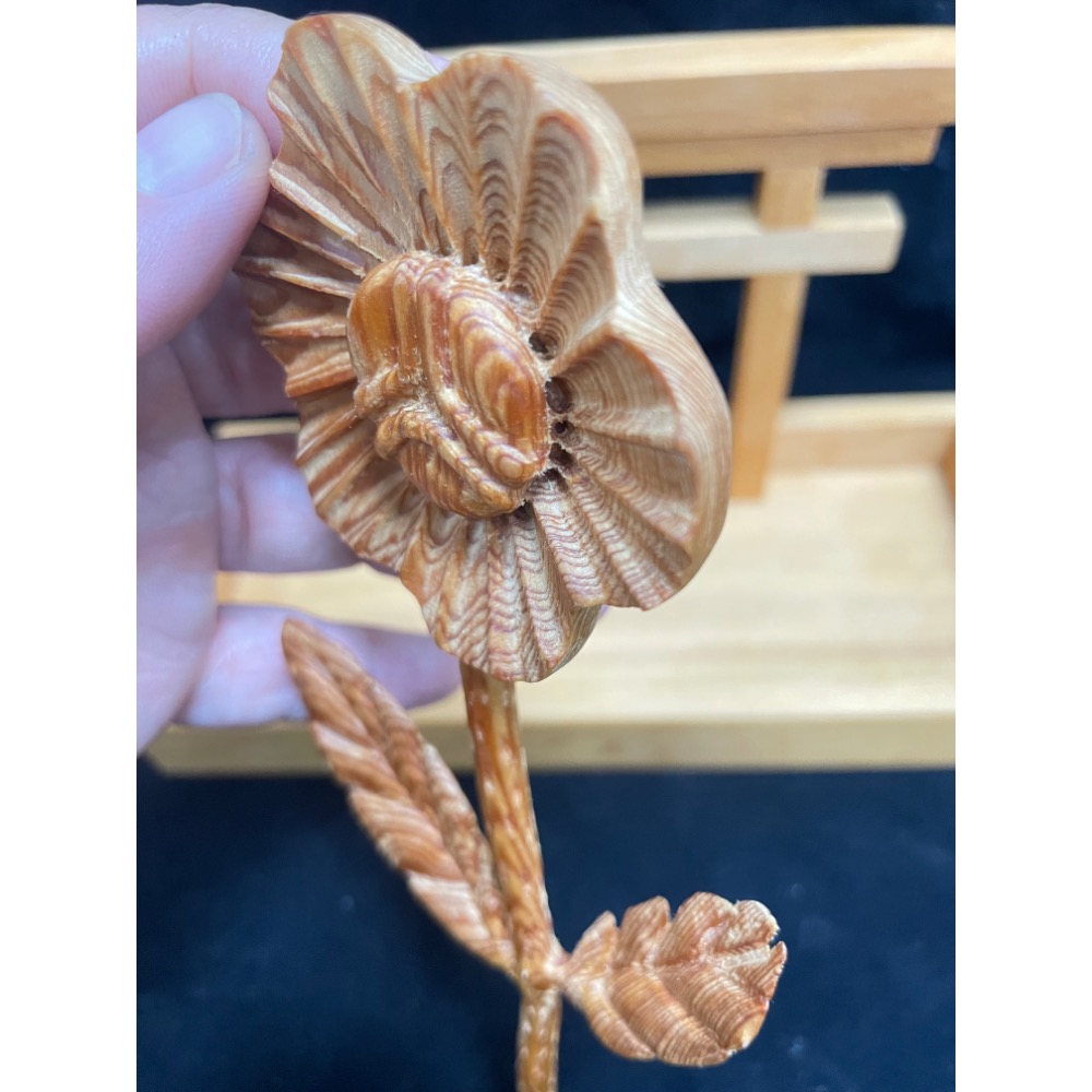 台灣紅檜手工雕向日葵 🌻 味道淡香 蘑菇花紋 品相如照 就不多贅述 俗到像土的價格  時薪可能不到$10的銅板價-細節圖7