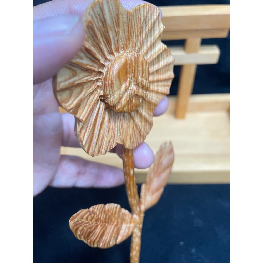 台灣紅檜手工雕向日葵 🌻 味道淡香 蘑菇花紋 品相如照 就不多贅述 俗到像土的價格  時薪可能不到$10的銅板價-細節圖8