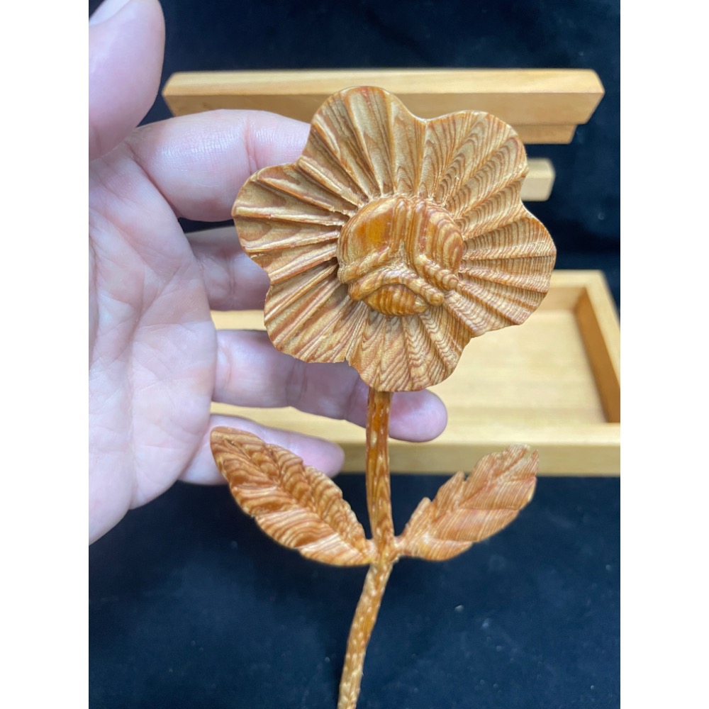 台灣紅檜手工雕向日葵 🌻 味道淡香 蘑菇花紋 品相如照 就不多贅述 俗到像土的價格  時薪可能不到$10的銅板價-細節圖9