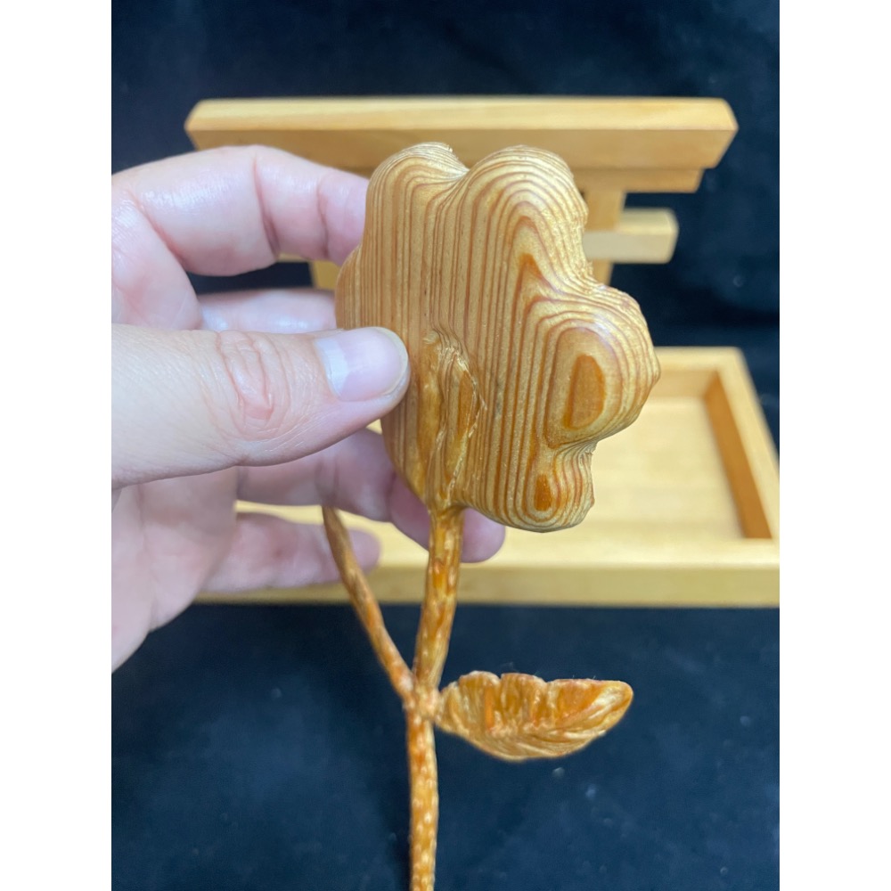 台灣紅檜手工雕向日葵 🌻 味道淡香 蘑菇花紋 品相如照 就不多贅述 俗到像土的價格  時薪可能不到$10的銅板價-細節圖11