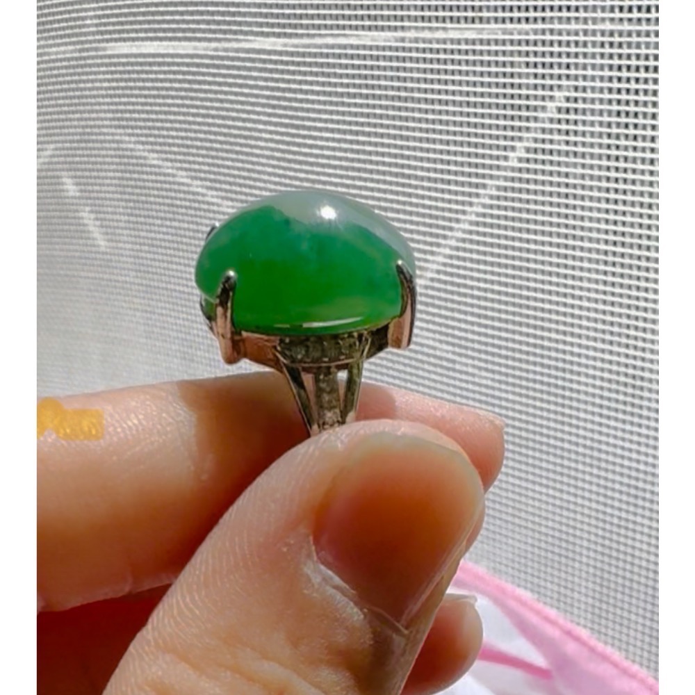 天然光線下的［帝王綠大蛋面戒指💍］-細節圖2
