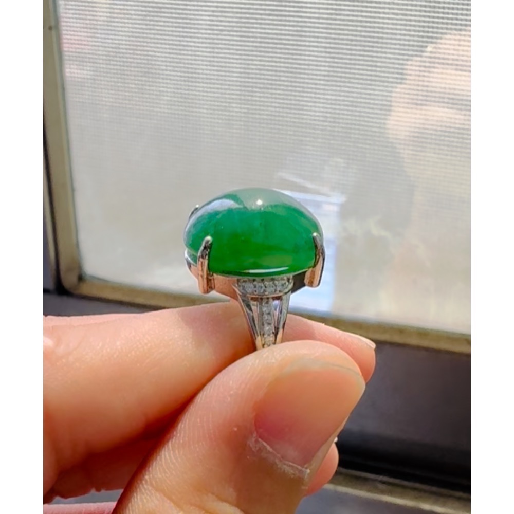天然光線下的［帝王綠大蛋面戒指💍］-細節圖3