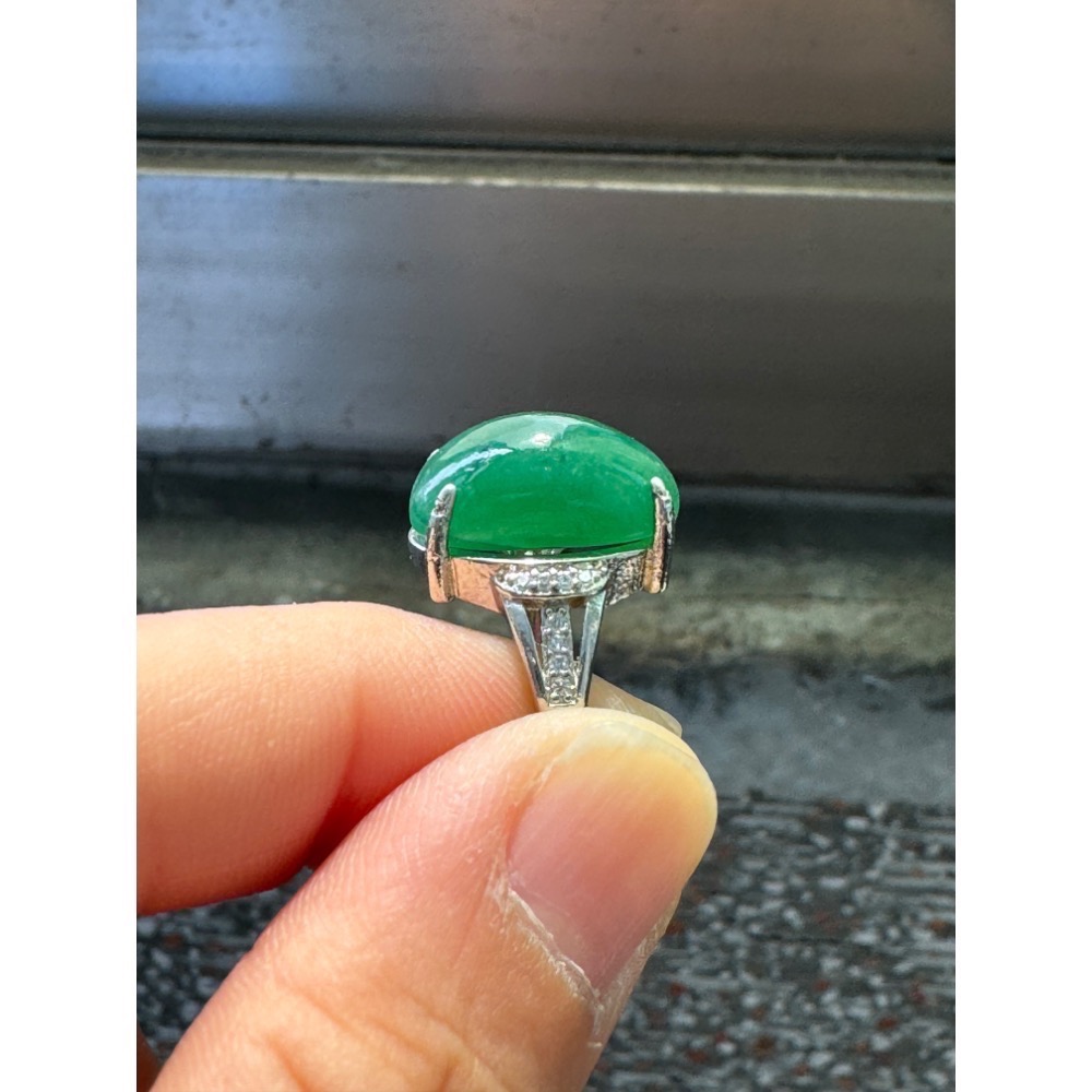 天然光線下的［帝王綠大蛋面戒指💍］-細節圖4