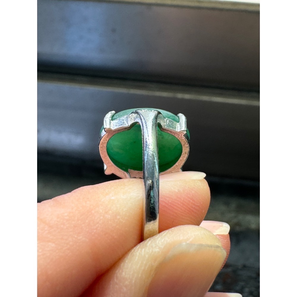 天然光線下的［帝王綠大蛋面戒指💍］-細節圖5