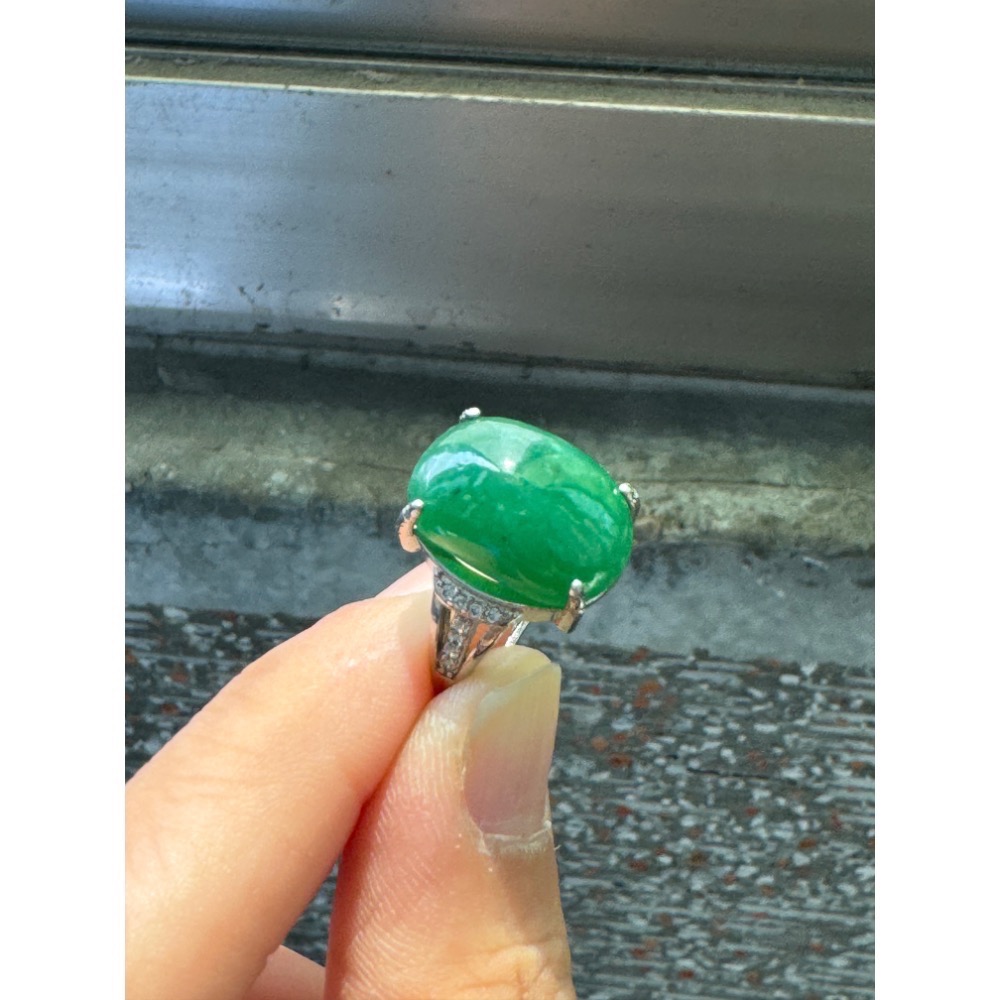 天然光線下的［帝王綠大蛋面戒指💍］-細節圖6