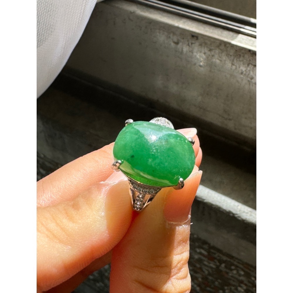 天然光線下的［帝王綠大蛋面戒指💍］-細節圖7
