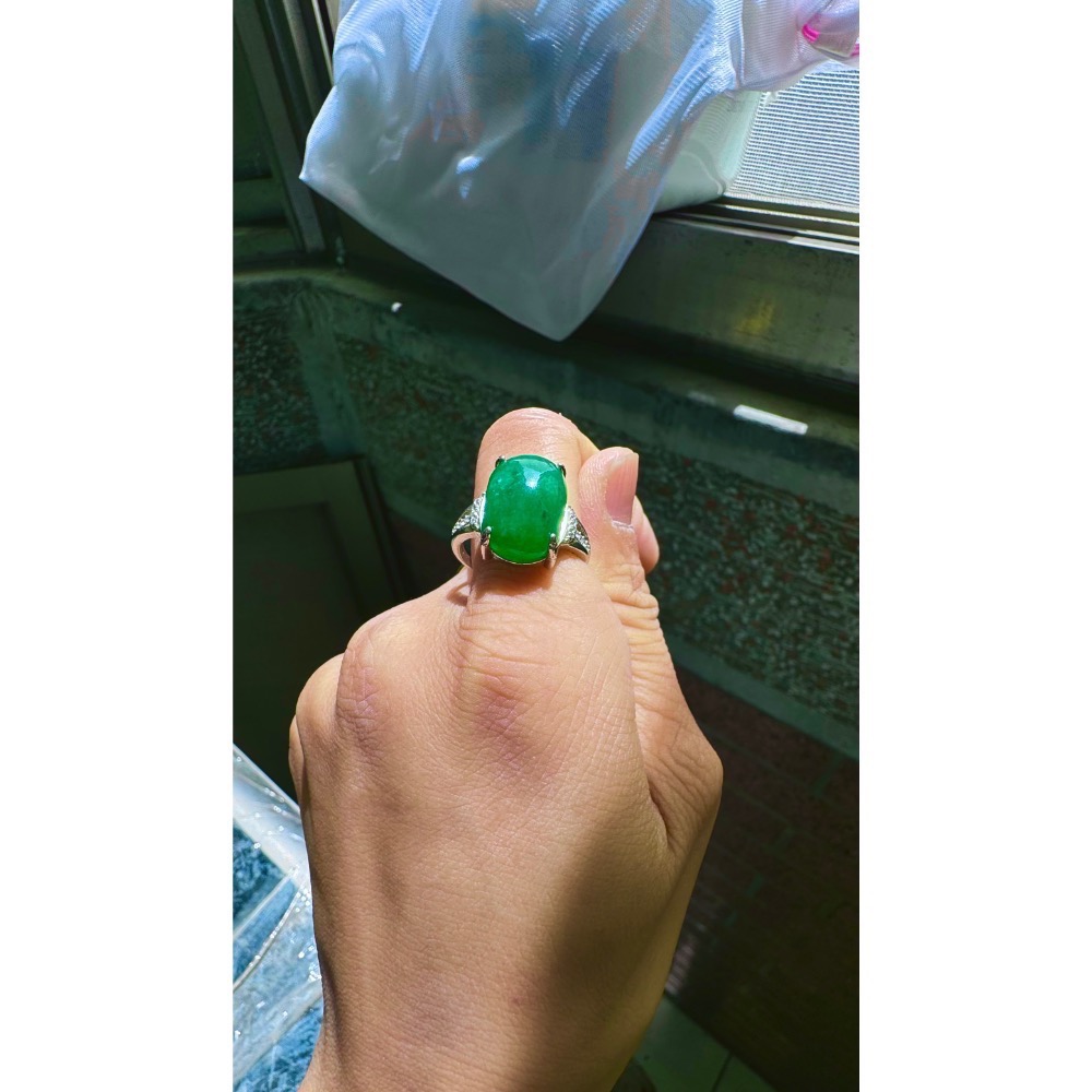天然光線下的［帝王綠大蛋面戒指💍］-細節圖8