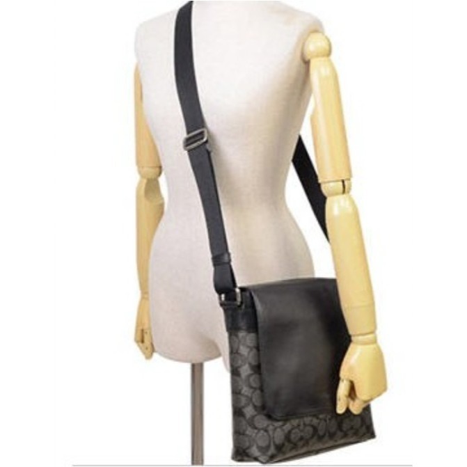 蒄家  F54771  馬車LOGO型男最愛 郵差包 素面牛皮翻蓋方型包   灰黑老花  黑-細節圖5