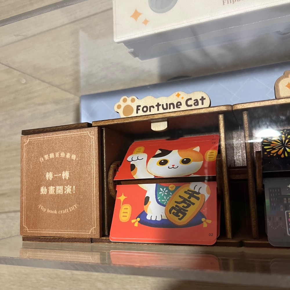 我最便宜 別人送的 猴子設計 轉轉映畫 翻頁動畫機 台灣景點 可參考 玫瑰花熊 玫瑰熊 玫瑰花 抱抱熊 玫瑰小熊製PE仿-細節圖2