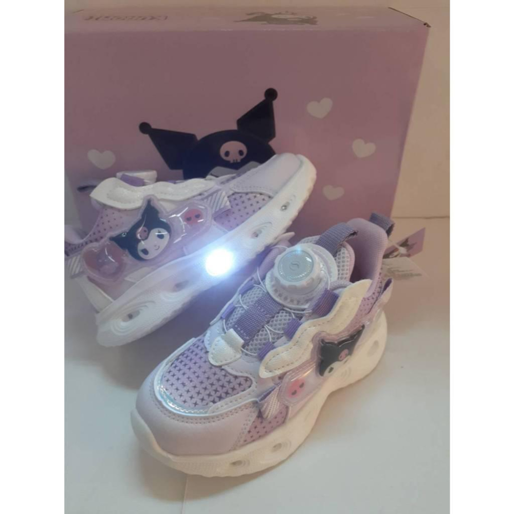 [kikishoes]三麗歐正版酷洛米兒童鞋電燈運動鞋 LED閃亮輕量減壓抗菌防臭吸震-粉紫色 旋轉式鬆緊調整腳背穿脫-細節圖6