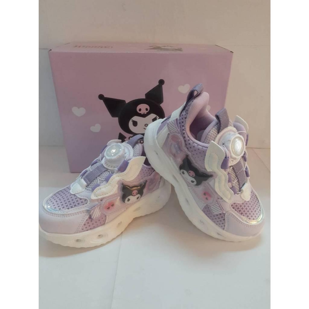 [kikishoes]三麗歐正版酷洛米兒童鞋電燈運動鞋 LED閃亮輕量減壓抗菌防臭吸震-粉紫色 旋轉式鬆緊調整腳背穿脫-細節圖8