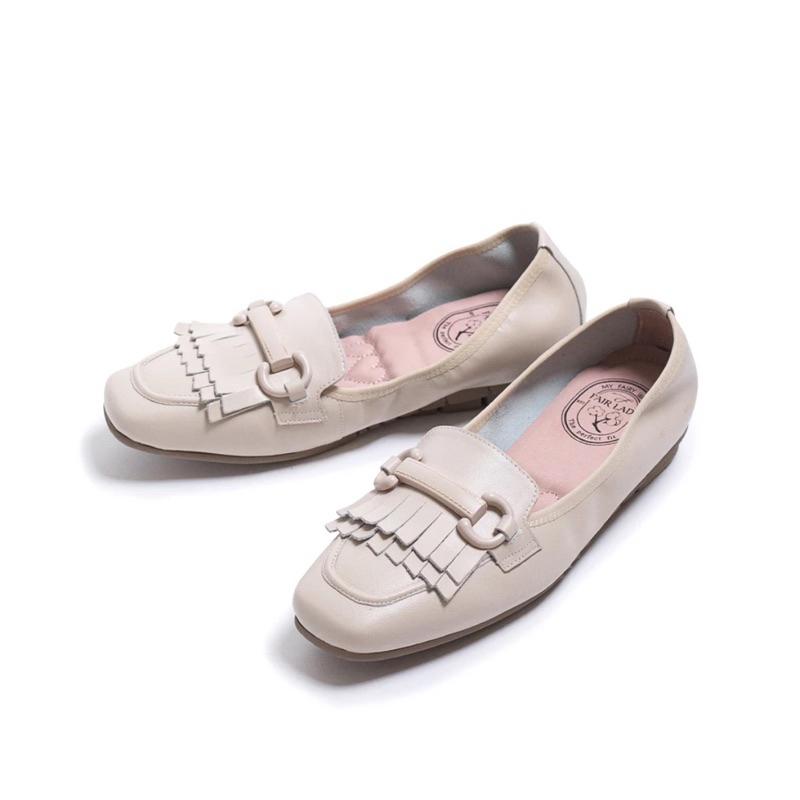 [kikishoes]  【FAIR LADY】我的旅行日記 簡約流蘇羊皮平底鞋 燕麥 棕色(502926)-細節圖2