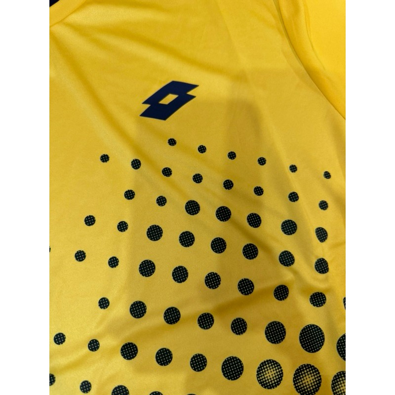 金英鞋坊~LOTTO樂得-義大利第一品牌南款專業網球T-SHIRT LT2173407KM-黃色-白色特價290元-細節圖9