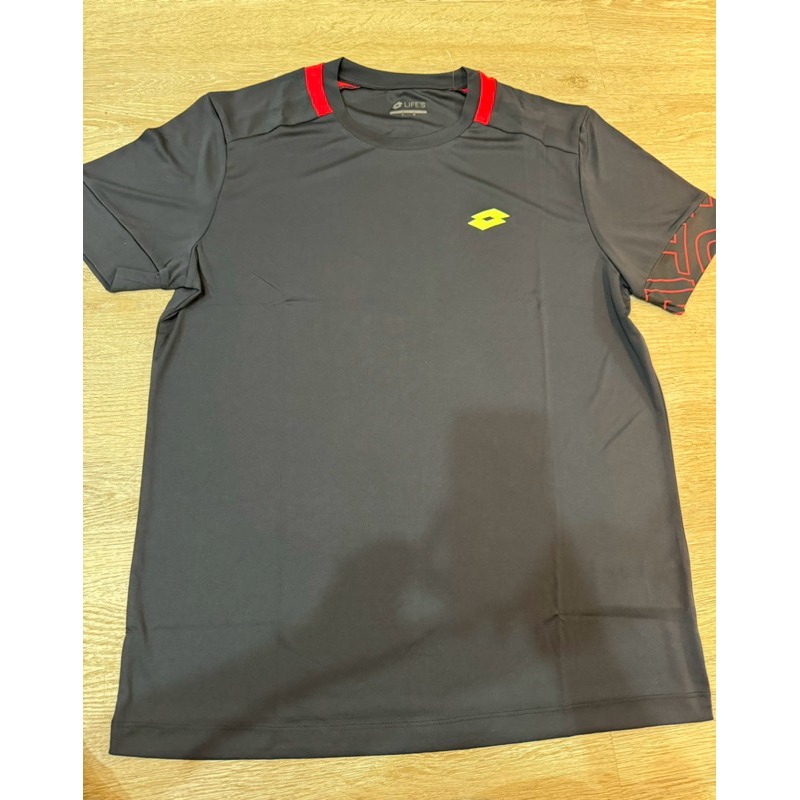 金英鞋坊~LOTTO樂得-義大利第一品牌 男款經典LOGO排汗上衣 LT2154991CL-黑特價290元-細節圖2