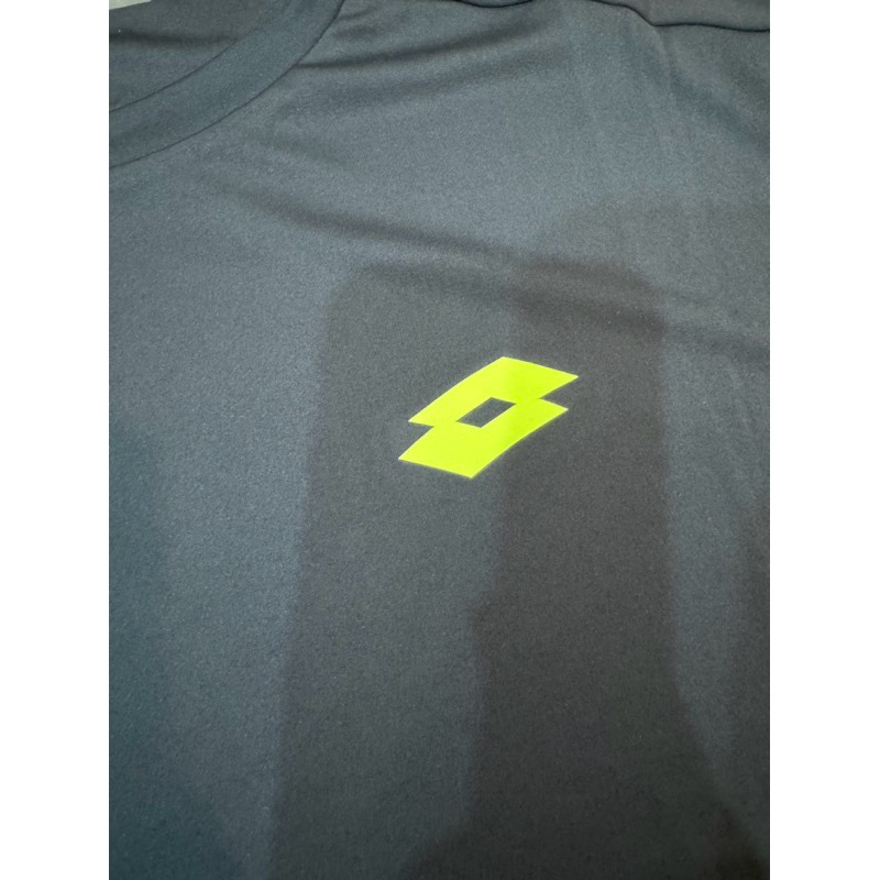 金英鞋坊~LOTTO樂得-義大利第一品牌 男款經典LOGO排汗上衣 LT2154991CL-黑特價290元-細節圖4