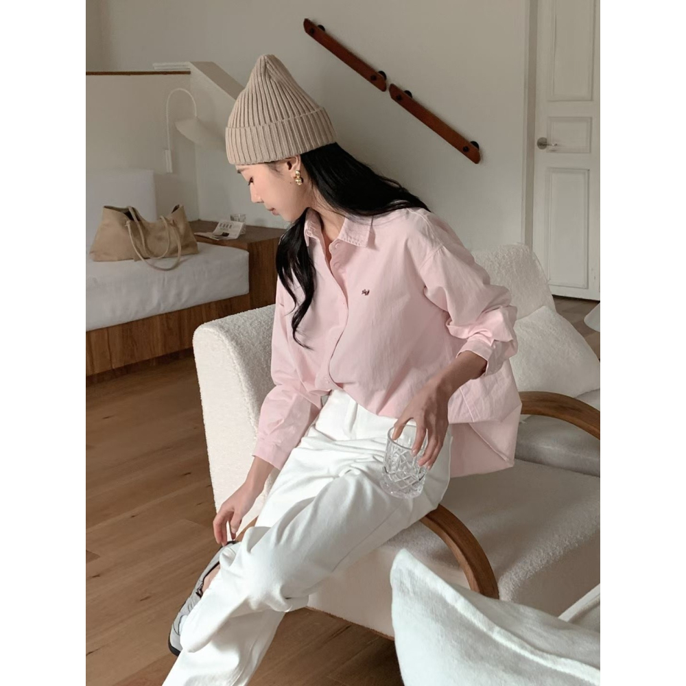 🇰🇷𝔾𝕣𝕒𝕔𝕖 𝕊𝕥𝕦𝕕𝕚𝕠♡上衣♡清新小刺繡字母襯衫-細節圖3