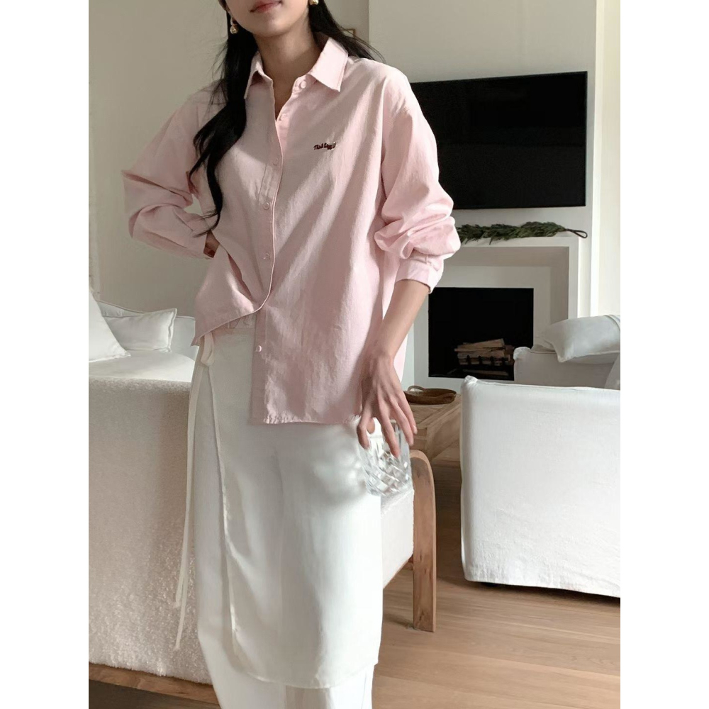🇰🇷𝔾𝕣𝕒𝕔𝕖 𝕊𝕥𝕦𝕕𝕚𝕠♡上衣♡清新小刺繡字母襯衫-細節圖8