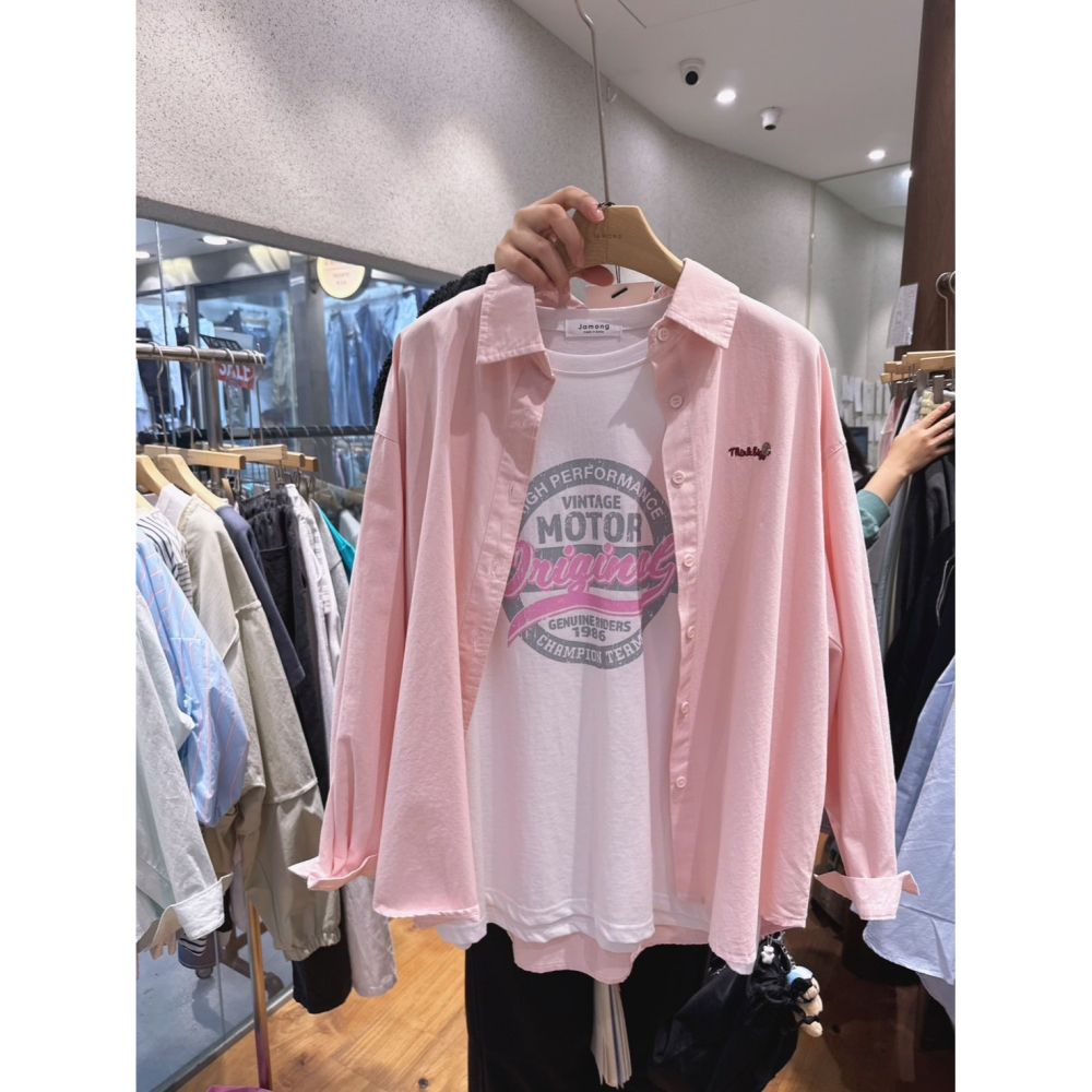 🇰🇷𝔾𝕣𝕒𝕔𝕖 𝕊𝕥𝕦𝕕𝕚𝕠♡上衣♡清新小刺繡字母襯衫-細節圖11