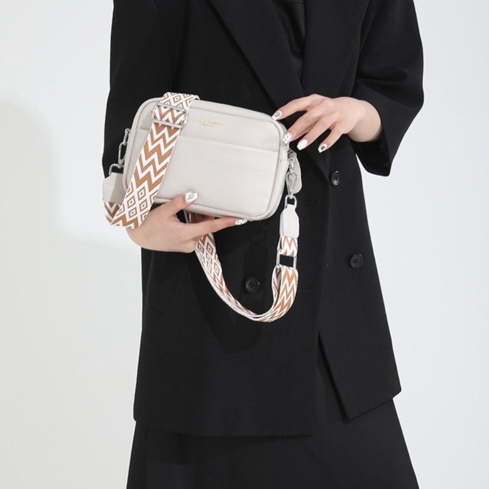 【實體店+發票】真皮百搭寬肩斜背包 頭層牛皮側背包 女生包包 單肩包 軟皮斜跨包 交換禮物 送禮 送禮-細節圖6