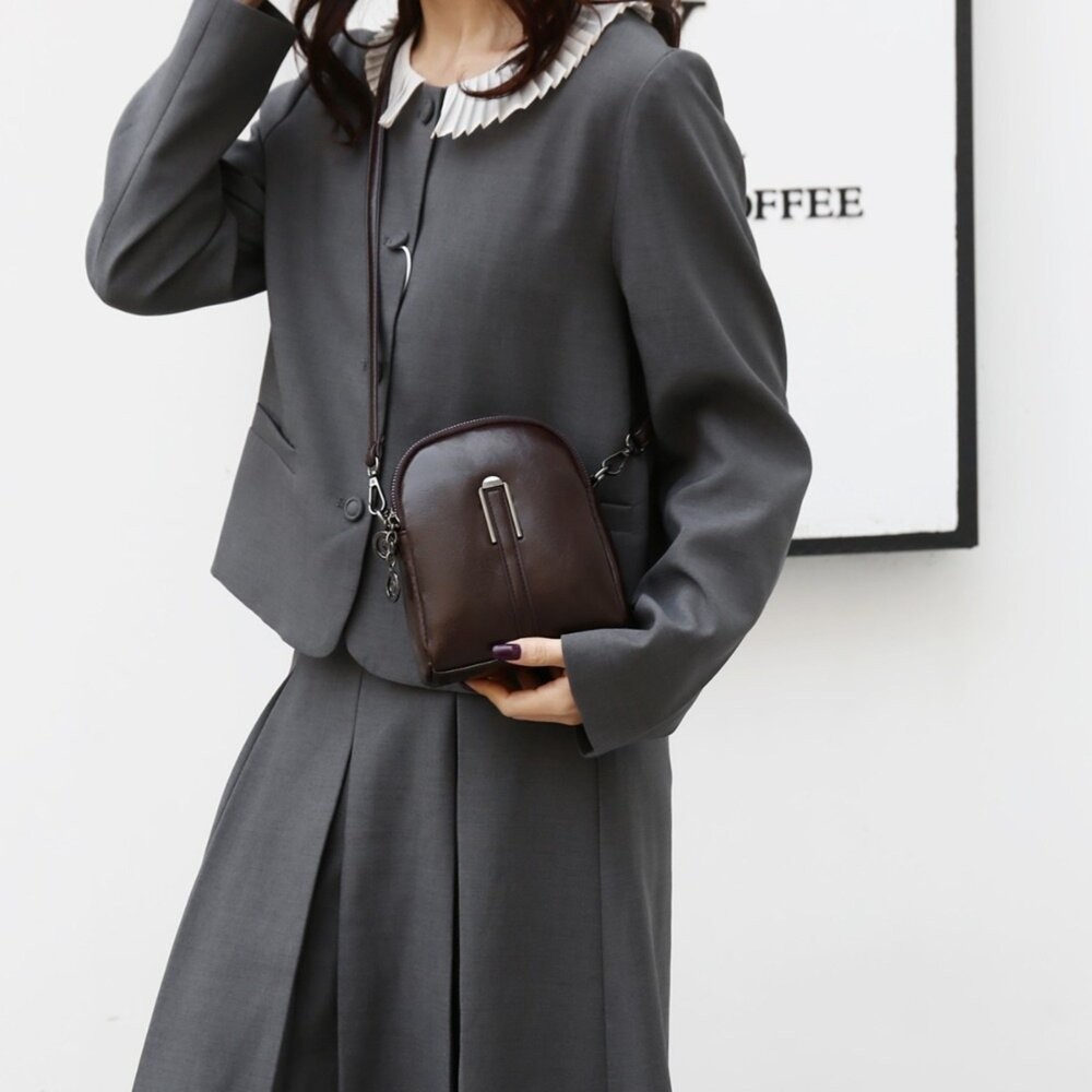 【實體店+發票】時尚復古油蠟皮單肩小包 貝殼包 手機包 證件包 小包包 通勤包 輕便收納 送禮-細節圖3