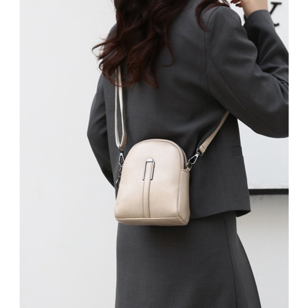 【實體店+發票】時尚復古油蠟皮單肩小包 貝殼包 手機包 證件包 小包包 通勤包 輕便收納 送禮-細節圖9