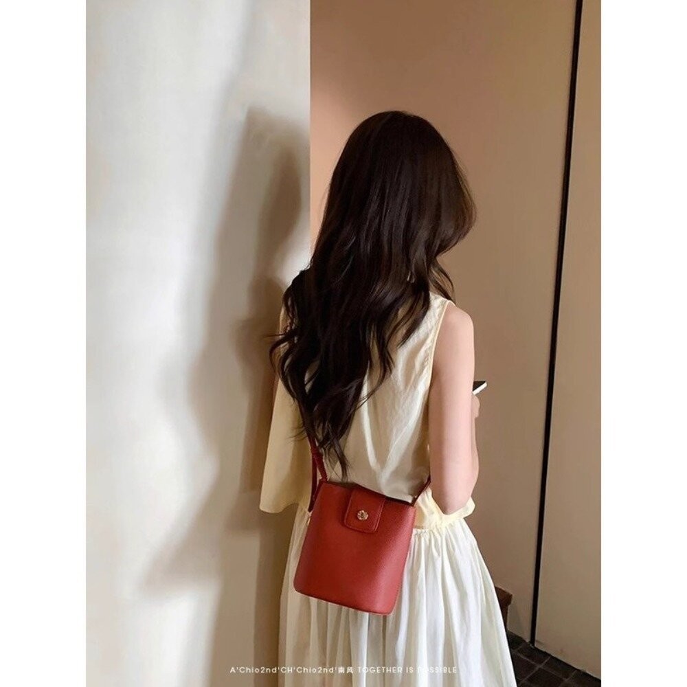 【實體店+發票】櫻桃紅皮革水桶包 女包 斜挎包 小包 通勤包 禮物 送禮 送禮-細節圖7