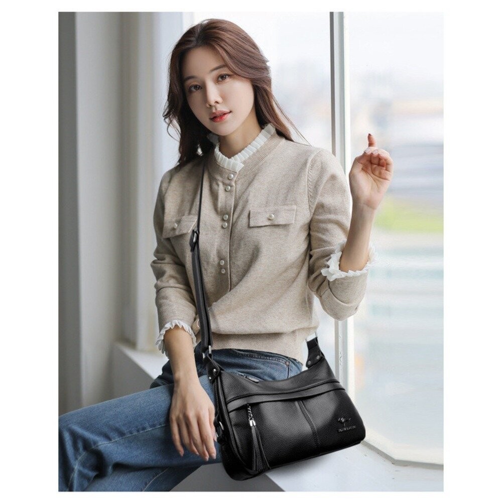 【實體店+發票】皮革流蘇袋鼠斜背包 黑色皮革多隔層肩背包 女包 大容量 袋鼠包 流蘇 時尚 通勤包 送禮-細節圖4