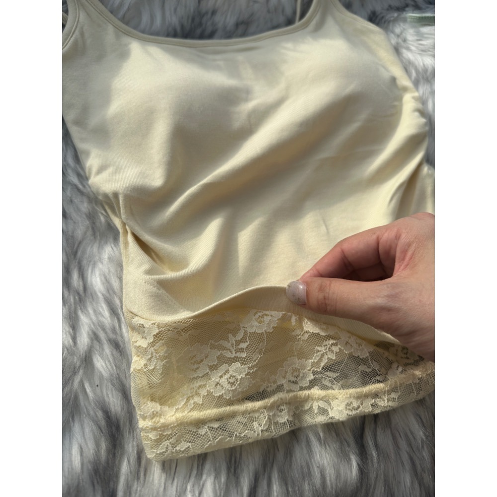 現貨｜假兩件蕾絲側抓皺小可愛背心bratop-細節圖5
