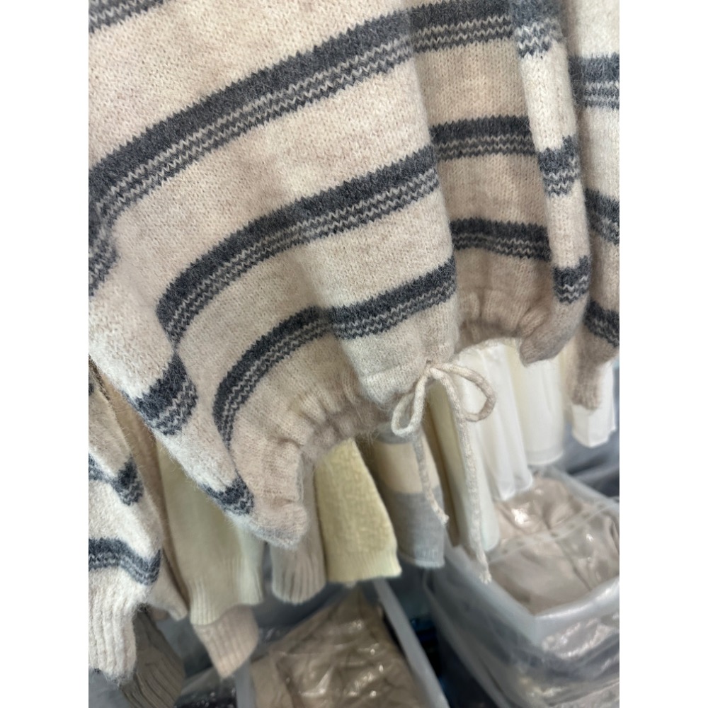 現貨｜下擺抽繩條紋毛衣251113-細節圖5