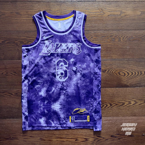 【球衣藏家】Lebron James 2023 Select Series 滿版 電繡 湖人紫 球迷版 NBA 球衣
