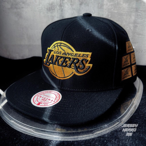【球衣藏家】Lakers 湖人 KOBE 824 黑曼巴 MAMBA M&amp;N 可調式後扣帽 NBA Snapback