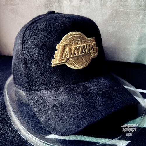 【球衣藏家】湖人 黑金款 麂皮 鐵扣 New Era 可調式 老帽 NBA Dad Hat