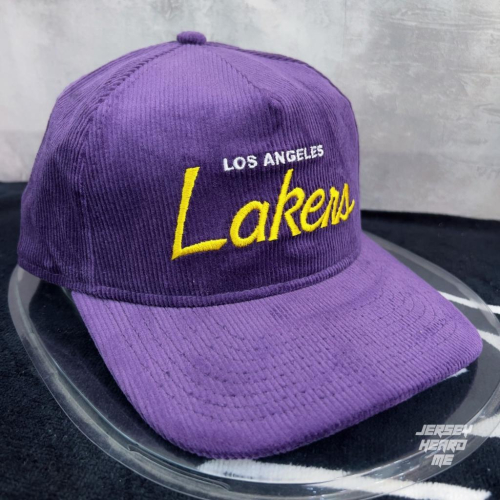 【球衣藏家】New Era Lakers 復古紫 草寫 燈芯絨 可調式 後扣帽 NBA Snapback