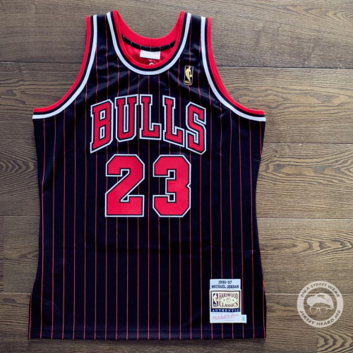 【球衣藏家】Michael Jordan 1996-97 黑薯條 金標黑條紋 M&amp;N 復刻 球員版 NBA 球衣