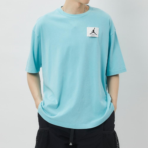 【球衣藏家】NIKE Air Jordan 湖水綠 小方標 布標 寬鬆 T-Shirt DZ0605-464