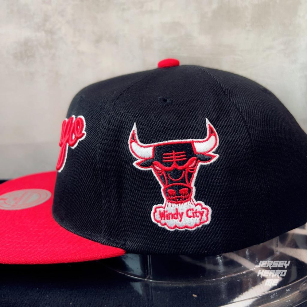 【球衣藏家】M&N 公牛 Bulls 草寫紅 可調式 後扣帽 Mitchell & Ness NBA Snapback-細節圖2