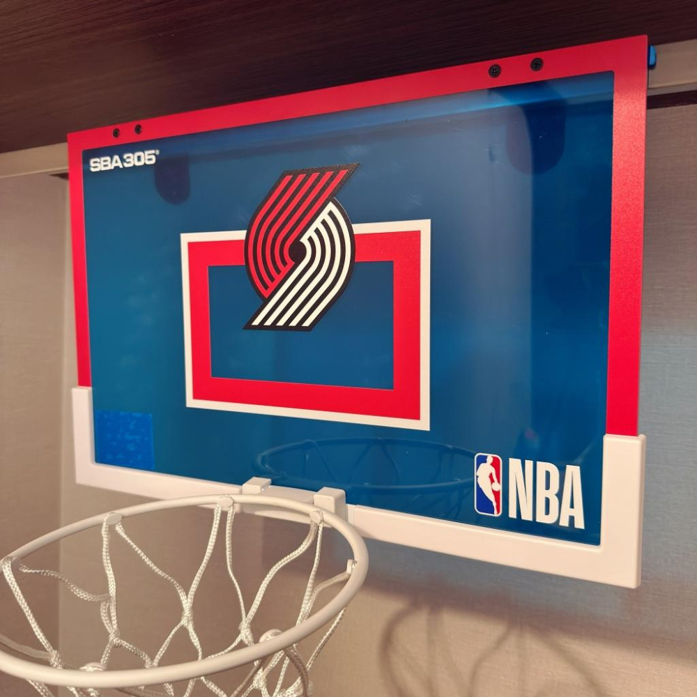 【球衣藏家】SBA305 台灣總代理 NBA 官方授權 壁掛式 居家 室內 玩具 小籃框 隊徽款 - 拓荒者 附小籃球-細節圖2