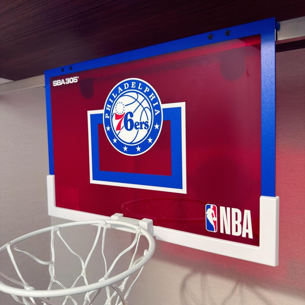 【球衣藏家】SBA305 台灣總代理 NBA 官方授權 壁掛式 室內 玩具 小籃框 紅藍 隊徽款 - 76人 附小籃球-細節圖2