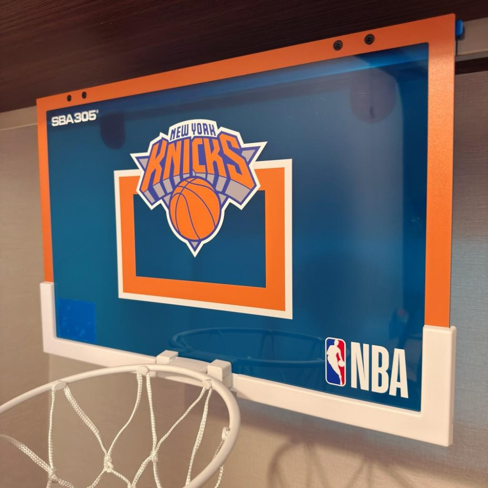 【球衣藏家】SBA305 台灣總代理 NBA 官方授權 壁掛式 室內 玩具 小籃框 紅藍 隊徽款 - 尼克 附小籃球-細節圖2