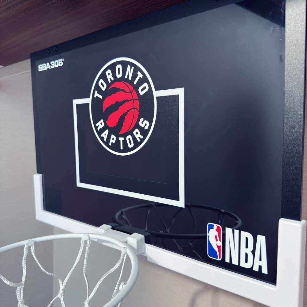 【球衣藏家】SBA305 台灣總代理 NBA 官方授權 壁掛式 居家 室內 玩具 小籃框 隊徽款 - 暴龍 附小籃球-細節圖2