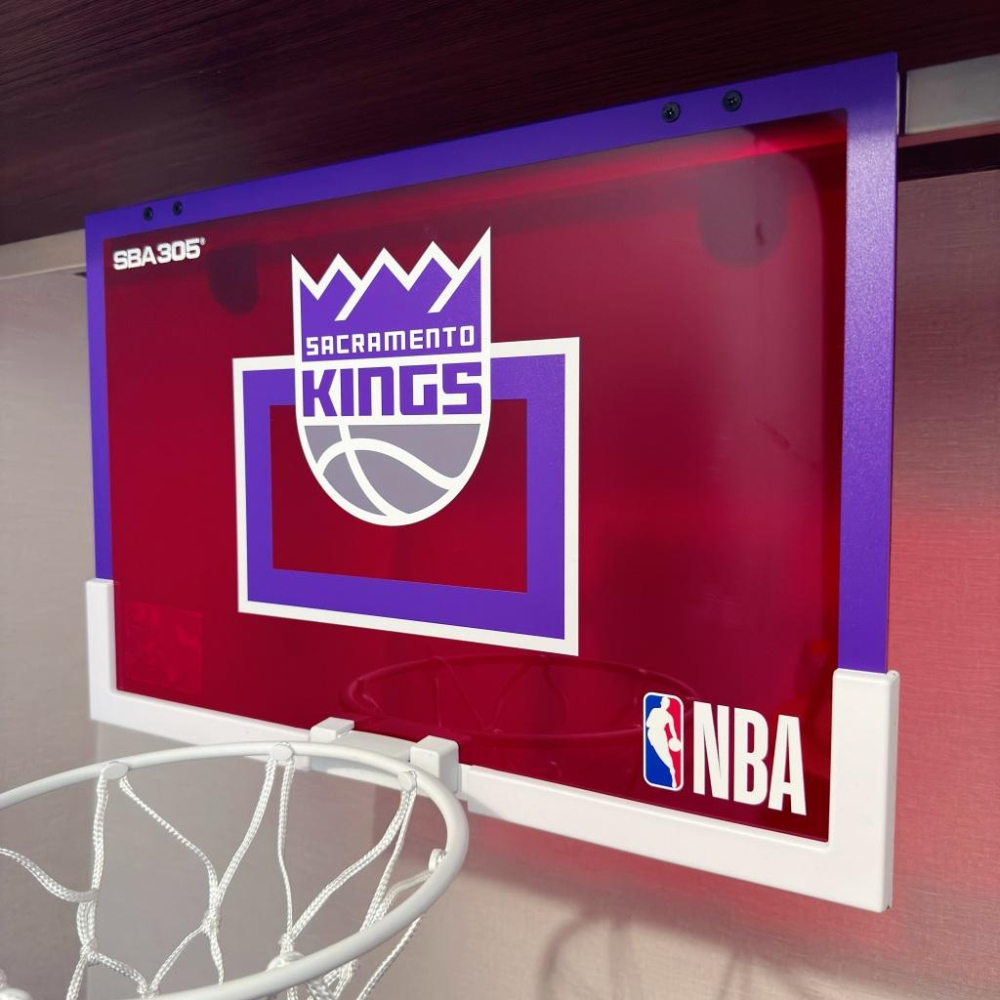 【球衣藏家】SBA305 台灣總代理 NBA 官方授權 壁掛式 居家 室內 玩具 小籃框 隊徽款 - 國王 附小籃球-細節圖2