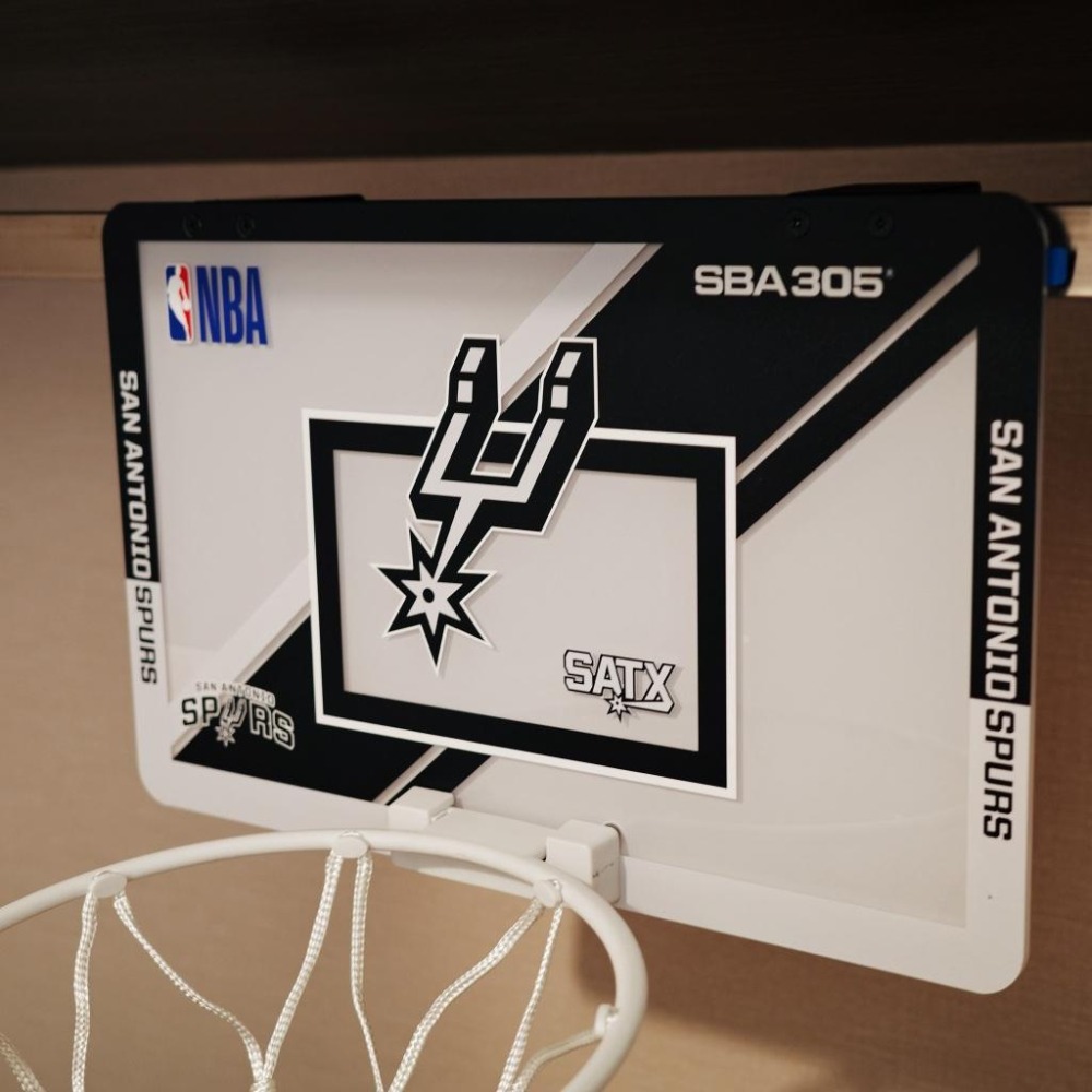 【球衣藏家】SBA305 台灣總代理 NBA 官方授權 壁掛式 居家 室內 玩具 小籃框 MINI款 -馬刺 附小籃球-細節圖2
