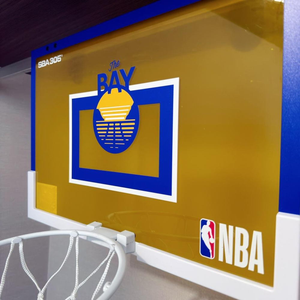 【球衣藏家】SBA305 台灣總代理 NBA 官方授權 壁掛式 居家 室內 玩具 小籃框 隊徽款 - 勇士 附小籃球-細節圖2